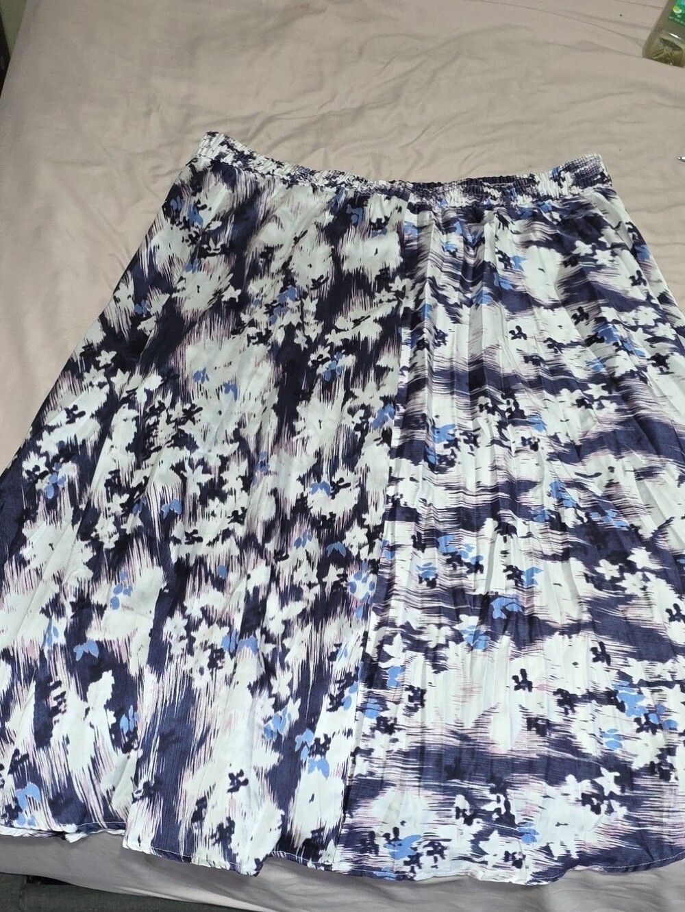 Pleated Floral Print A-Line Skirt in White and Navy